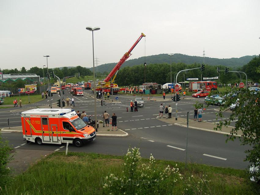 Schwerer Unfall mit Reisebus Lohmar Donrather Dreieck P489.JPG
